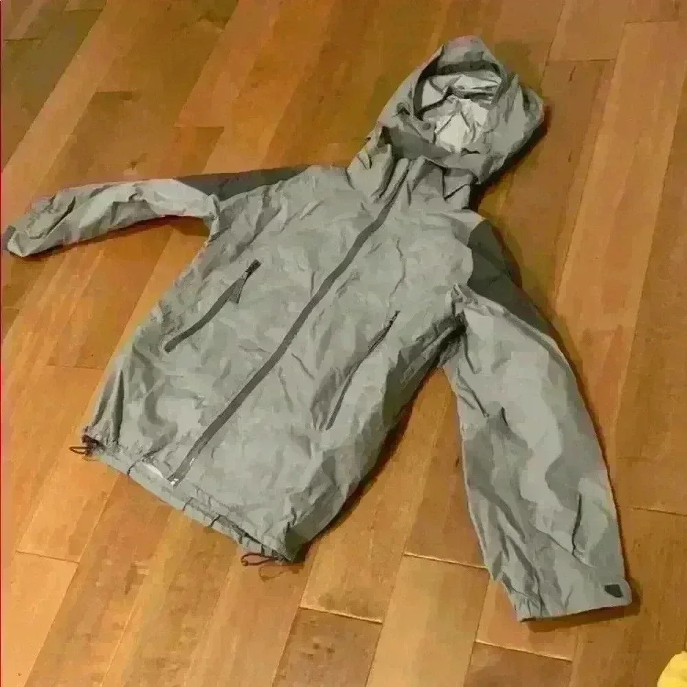 Women’s snowboarding jacket with detachable hoodie
